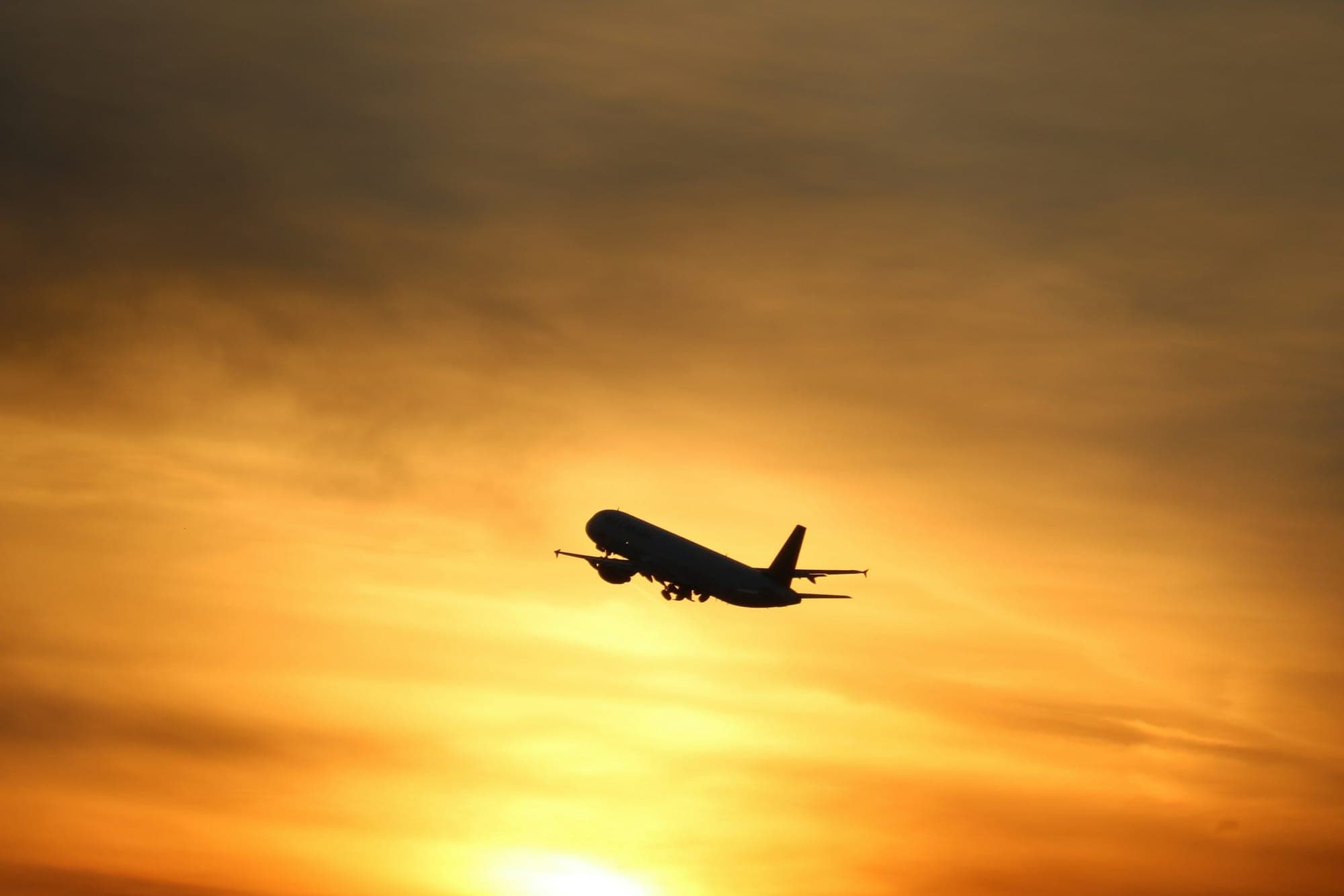 Avion en montée au coucher du soleil
