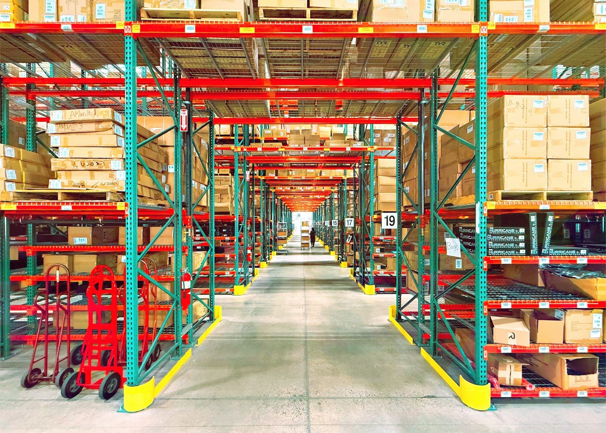 Allée d'entrepôt avec rayonnages de marchandises